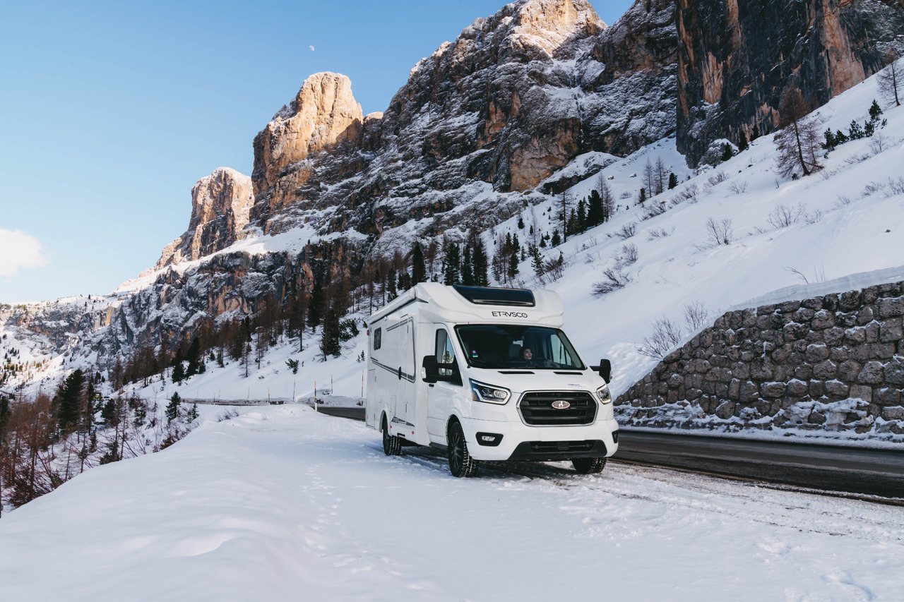 Etrusco T 7.3 QCF - Halvintegrert bobil: bilde 1 Etrusco T 7.3 QCF - Halvintegrert bobil: bilde 1