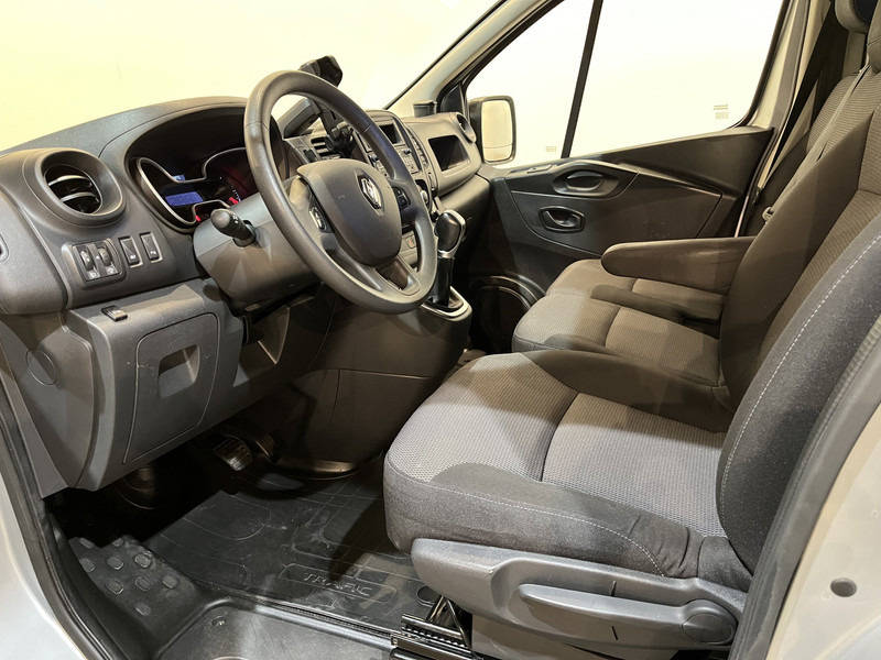 Interior photo 1: Små varebil Renault Trafic 2.0 dCi L1H1 170 PK Automaat Servicebus / Sortimo Inrichting / Euro 6 / Airco / Cruise Control / Camera / Trekhaak / 3-Zits  / BPM VRIJ !!