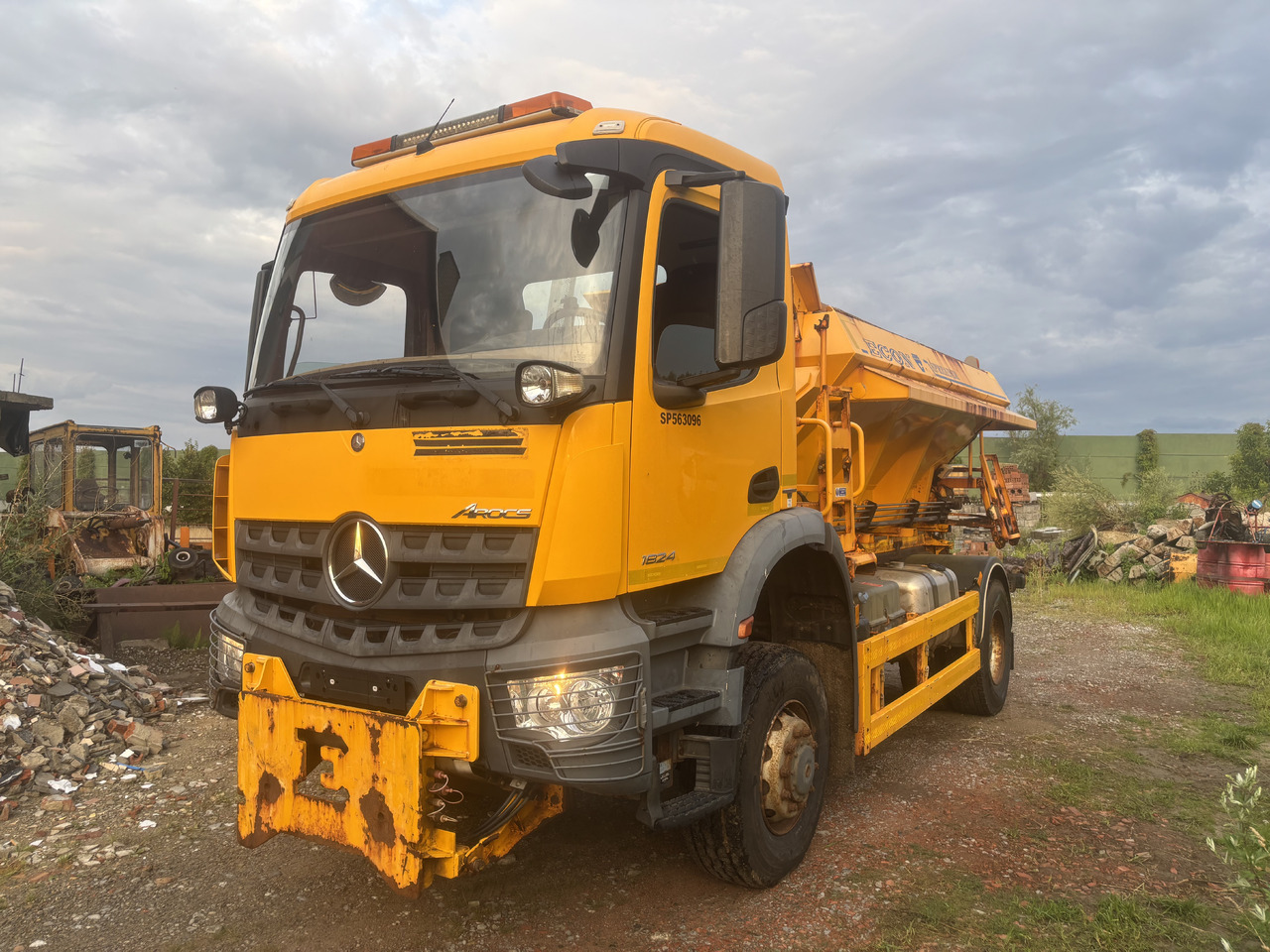 Mercedes AROCS 1824 4X4 GRITTER/SPREADER/PLOUGH - Brøytebil: bilde 4 Mercedes AROCS 1824 4X4 GRITTER/SPREADER/PLOUGH - Brøytebil: bilde 4