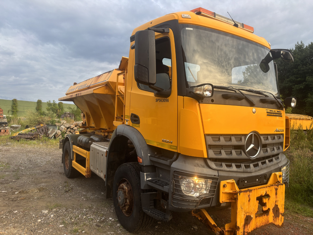 Mercedes AROCS 1824 4X4 GRITTER/SPREADER/PLOUGH - Brøytebil: bilde 3 Mercedes AROCS 1824 4X4 GRITTER/SPREADER/PLOUGH - Brøytebil: bilde 3