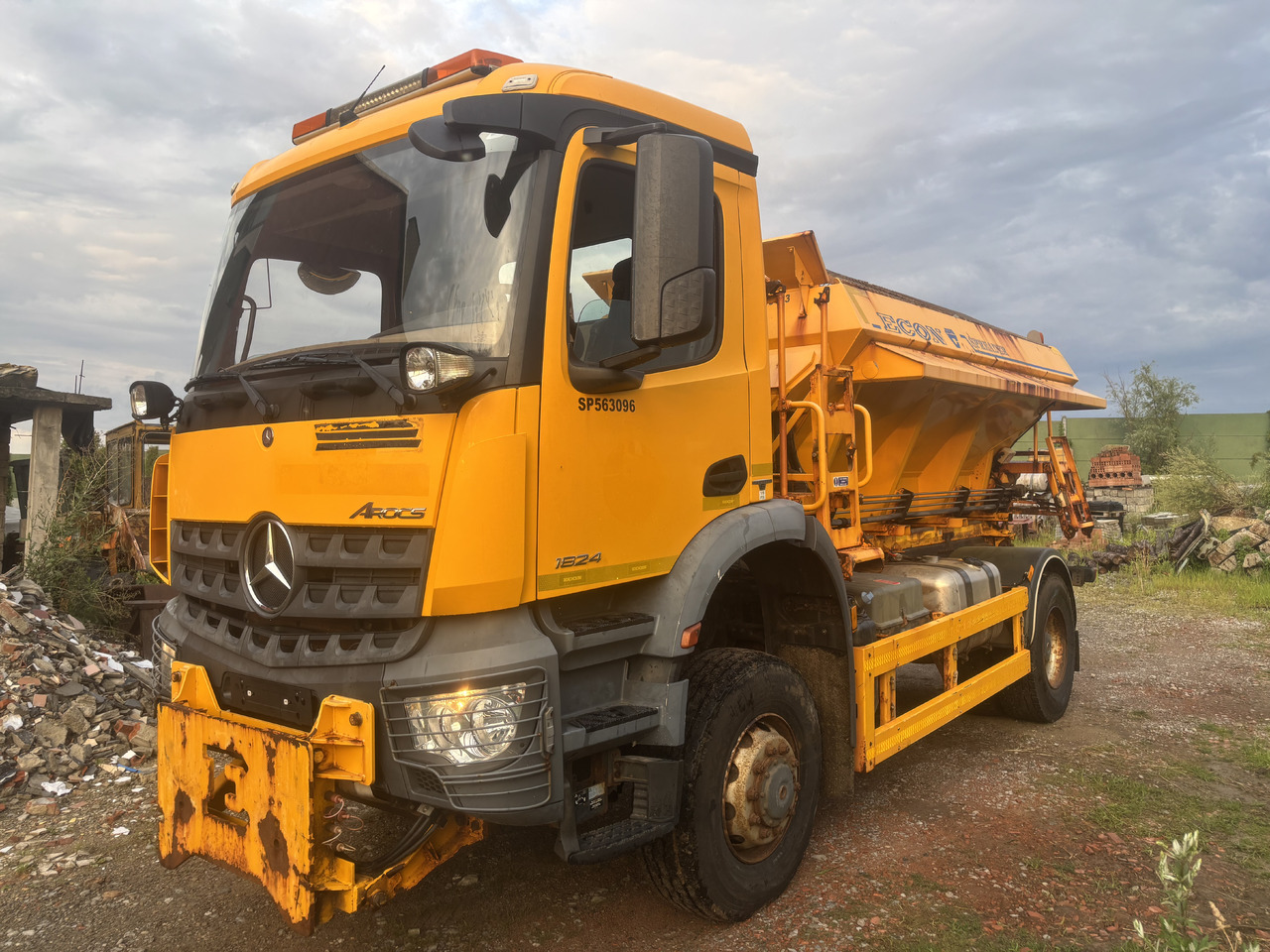 Mercedes AROCS 1824 4X4 GRITTER/SPREADER/PLOUGH - Brøytebil: bilde 5 Mercedes AROCS 1824 4X4 GRITTER/SPREADER/PLOUGH - Brøytebil: bilde 5