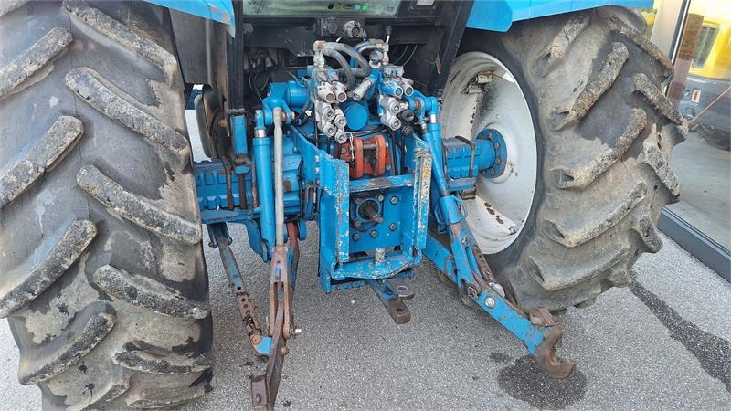 Ford 8240 - Traktor: bilde 4 Ford 8240 - Traktor: bilde 4