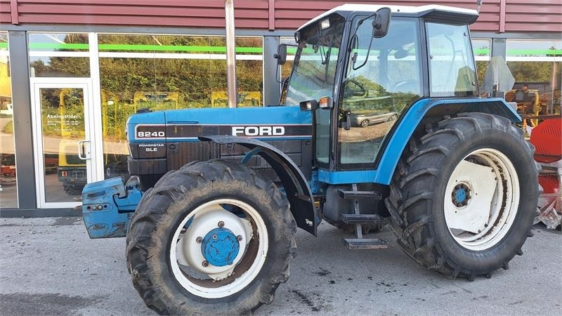 Ford 8240 - Traktor: bilde 1 Ford 8240 - Traktor: bilde 1