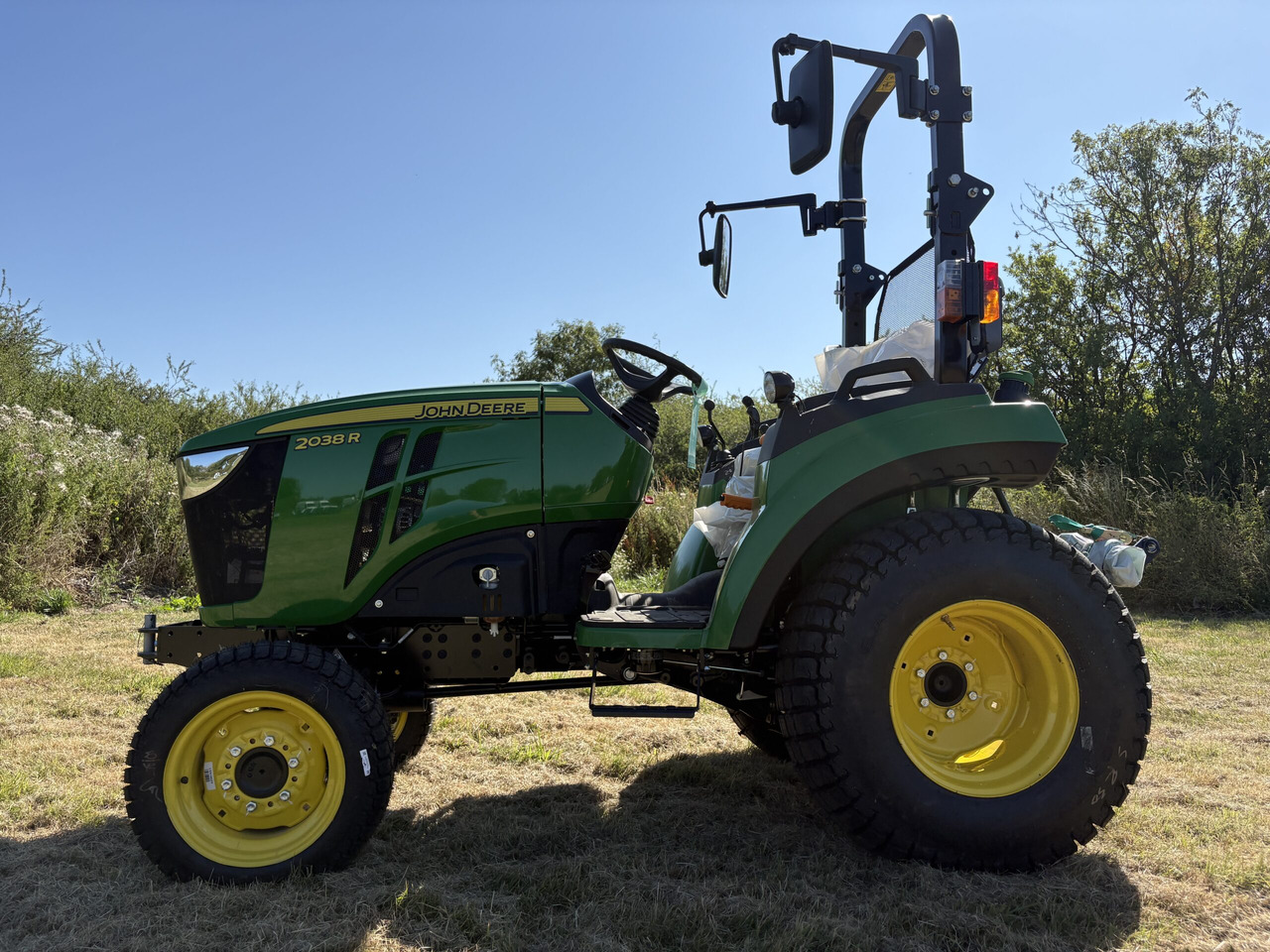 John Deere 2038R Compact Tractor - Minitraktor: bilde 1 John Deere 2038R Compact Tractor - Minitraktor: bilde 1