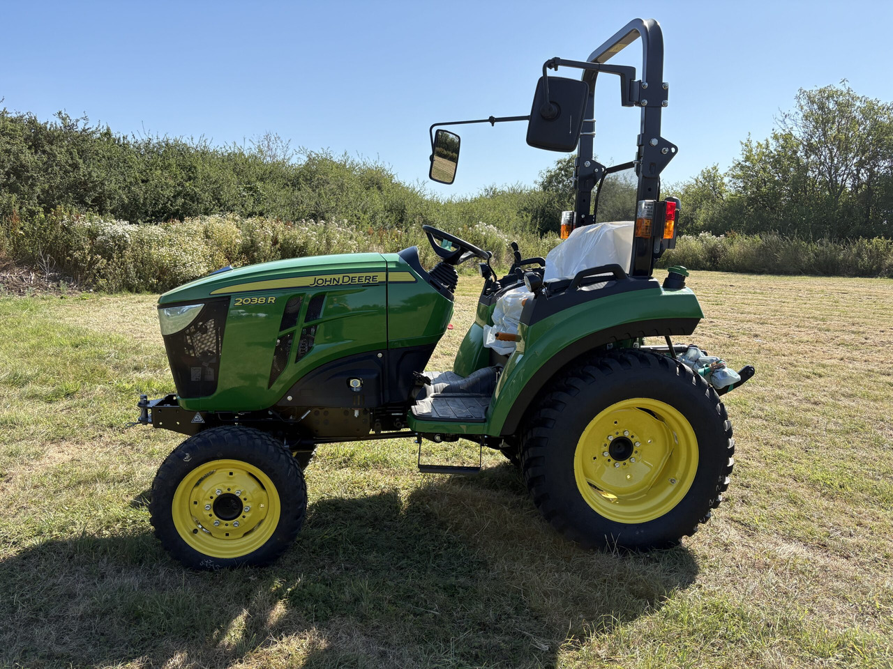 John Deere 2038R Compact Tractor - Minitraktor: bilde 1 John Deere 2038R Compact Tractor - Minitraktor: bilde 1