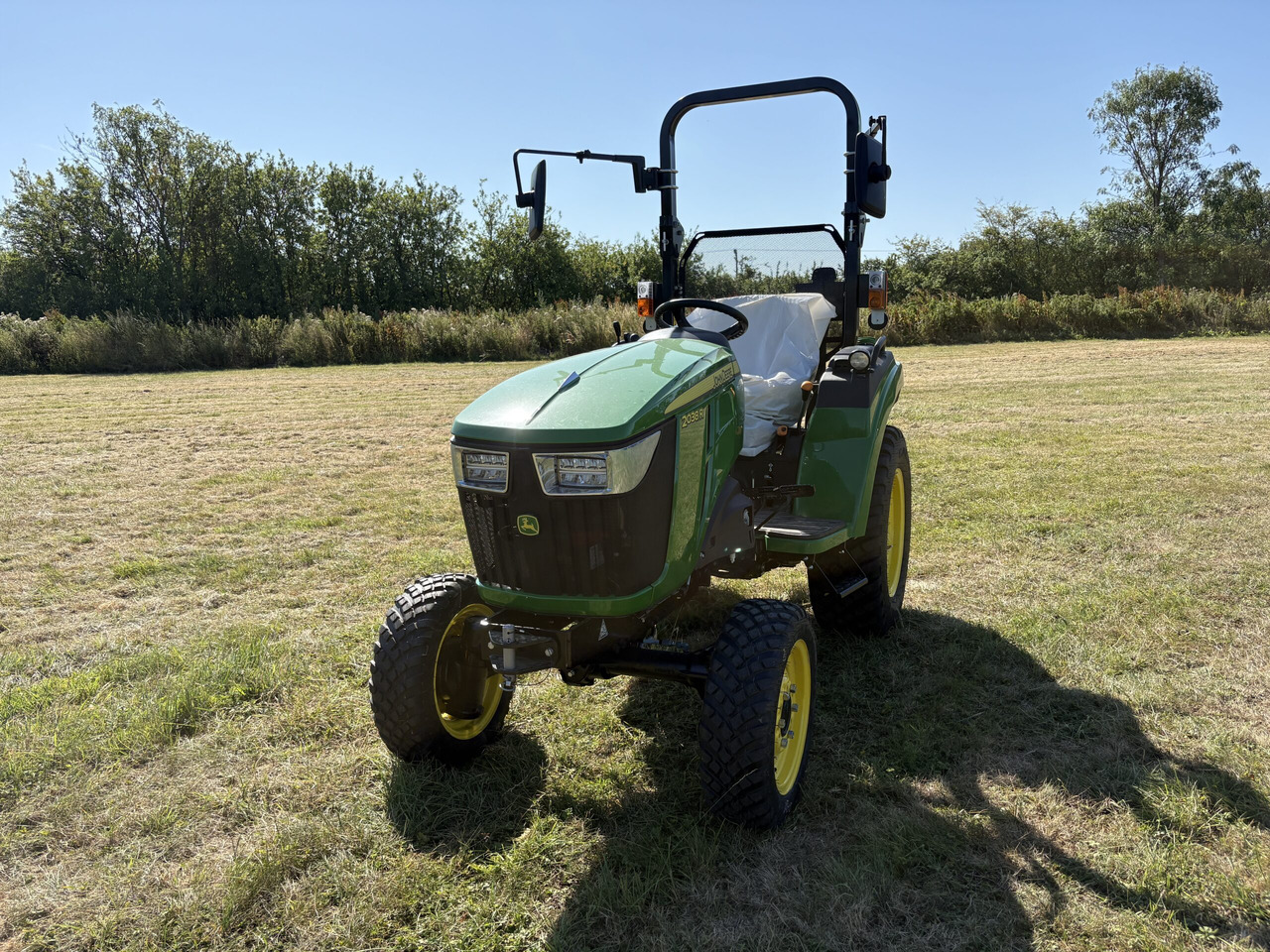 John Deere 2038R Compact Tractor - Minitraktor: bilde 2 John Deere 2038R Compact Tractor - Minitraktor: bilde 2