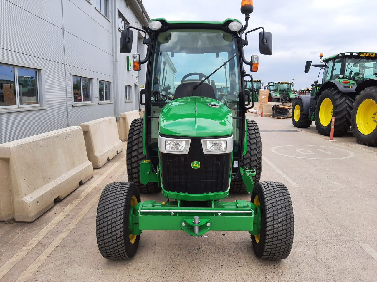 John Deere 4066R Compact Tractor - Minitraktor: bilde 2 John Deere 4066R Compact Tractor - Minitraktor: bilde 2