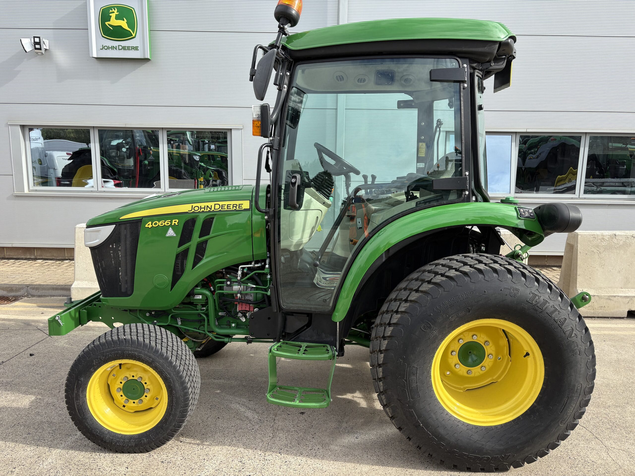 John Deere 4066R Compact Tractor - Minitraktor: bilde 1 John Deere 4066R Compact Tractor - Minitraktor: bilde 1