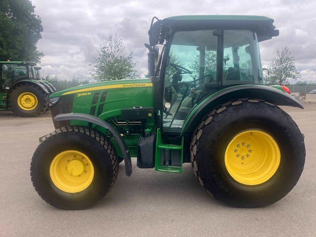 John Deere 5085M - Traktor: bilde 2 John Deere 5085M - Traktor: bilde 2