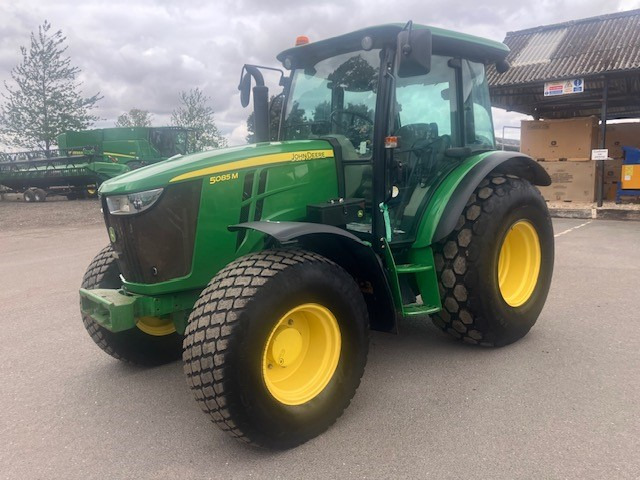 John Deere 5085M - Traktor: bilde 1 John Deere 5085M - Traktor: bilde 1