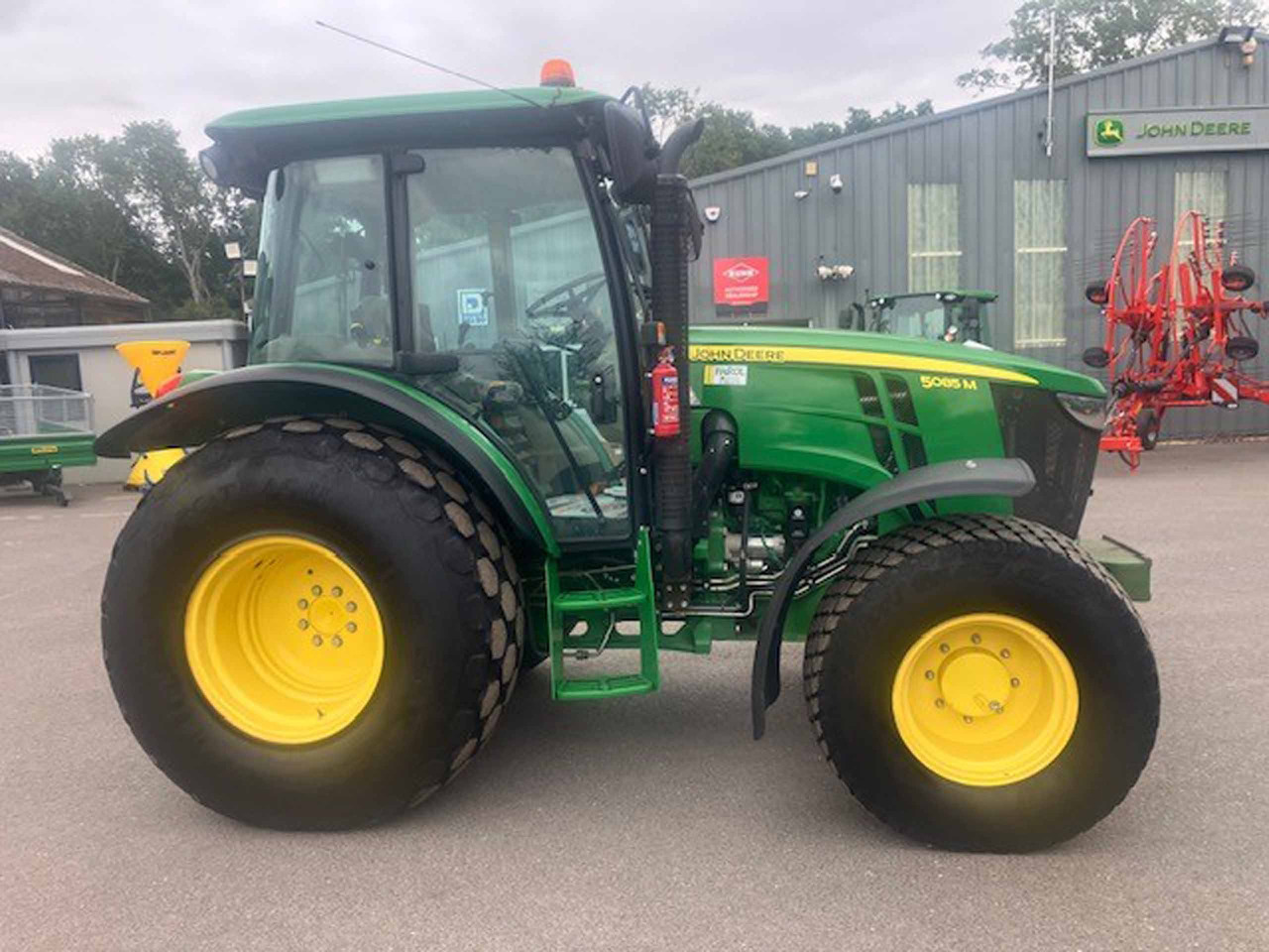 John Deere 5085M - Traktor: bilde 5 John Deere 5085M - Traktor: bilde 5