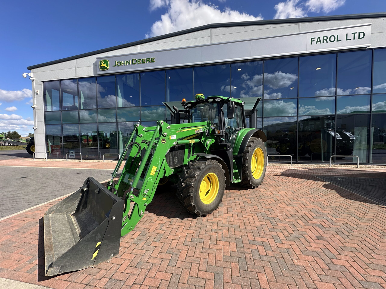 John Deere 6110M + 623M - Traktor: bilde 1 John Deere 6110M + 623M - Traktor: bilde 1
