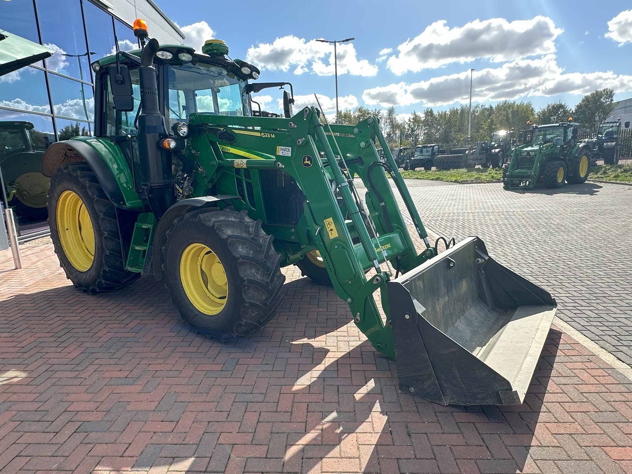 John Deere 6110M + 623M - Traktor: bilde 5 John Deere 6110M + 623M - Traktor: bilde 5
