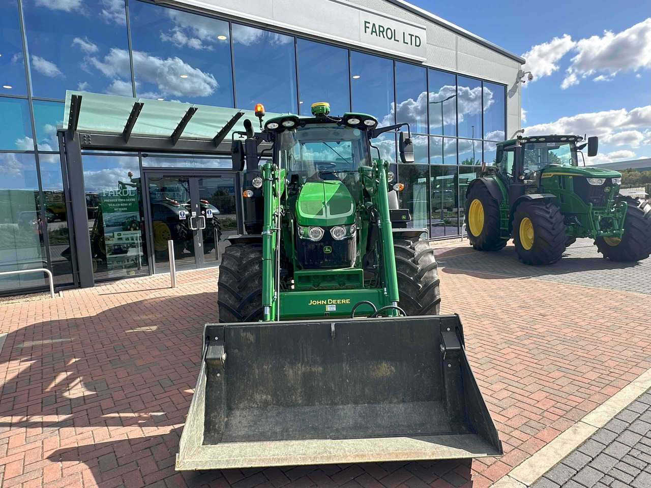 John Deere 6110M + 623M - Traktor: bilde 4 John Deere 6110M + 623M - Traktor: bilde 4