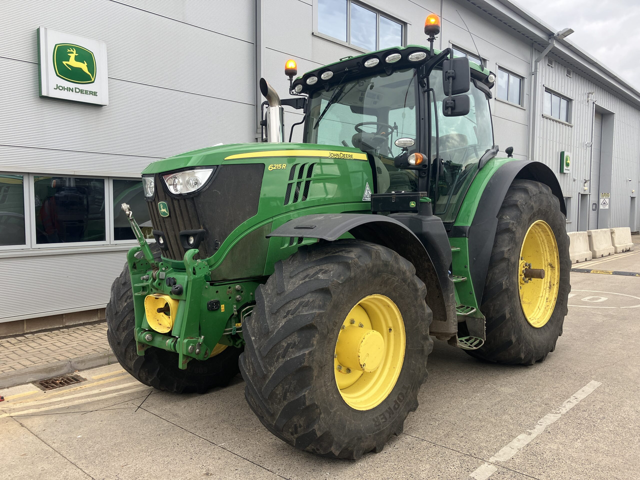 Traktor John Deere 6215R: bilde 1