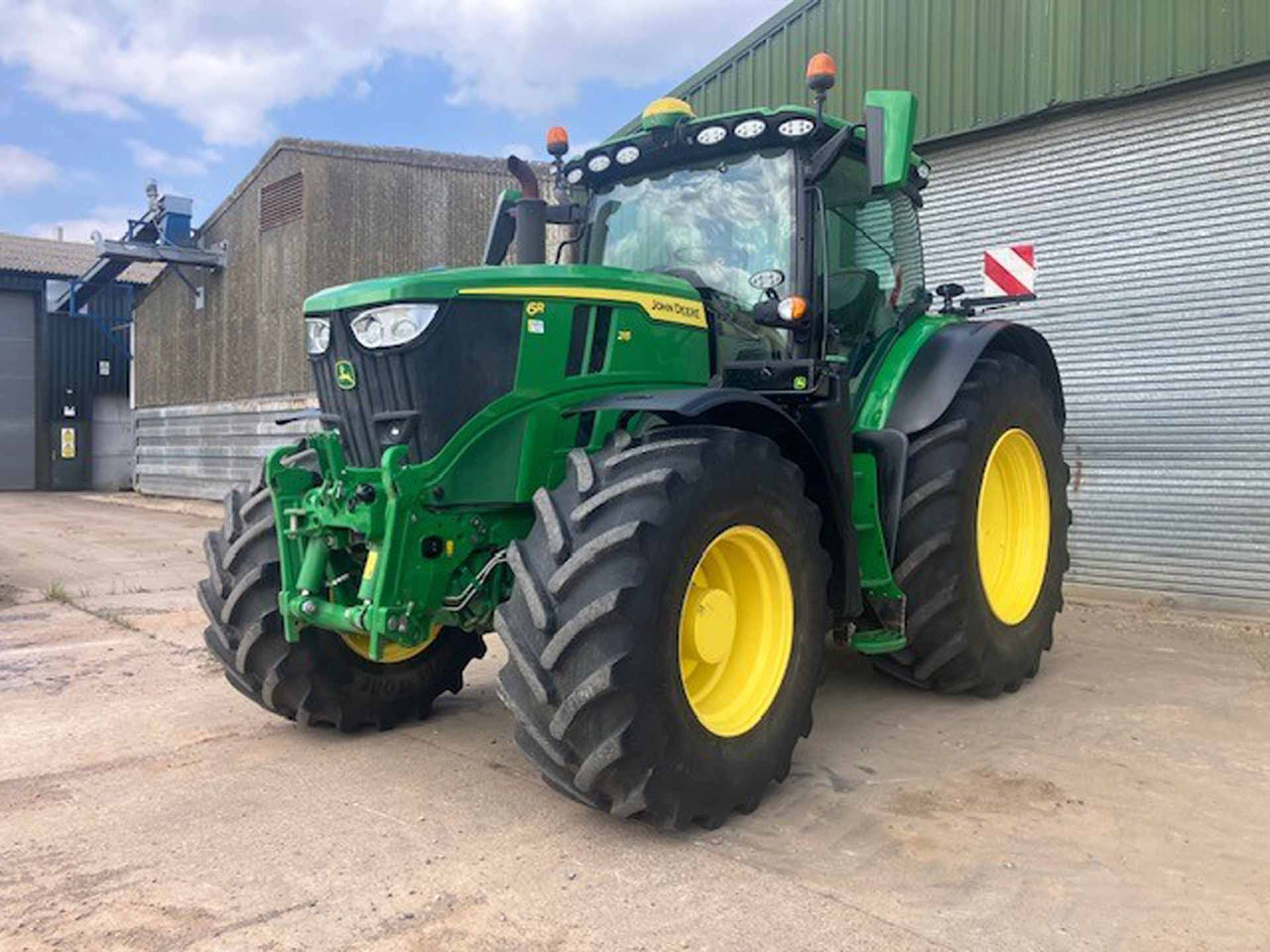 John Deere 6R 215 - Traktor: bilde 1 John Deere 6R 215 - Traktor: bilde 1