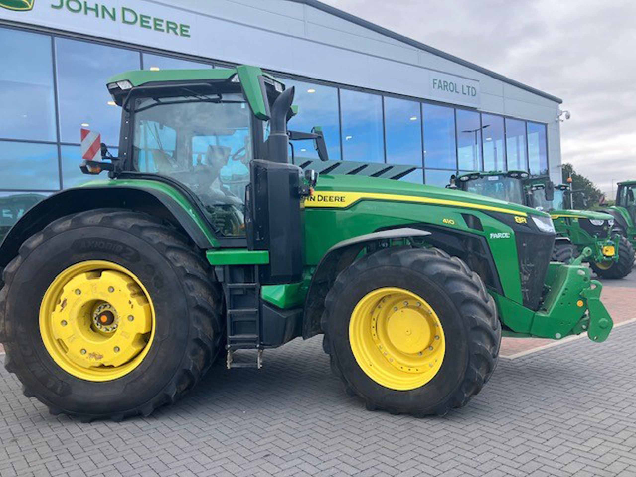 John Deere 8R 410 - Traktor: bilde 1 John Deere 8R 410 - Traktor: bilde 1