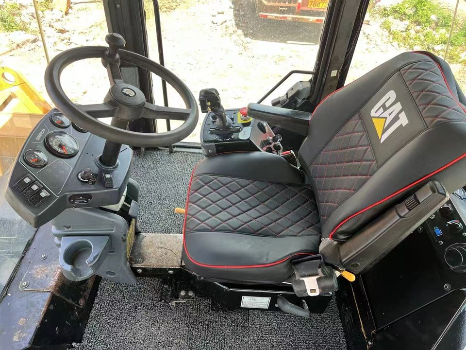 Caterpillar CB564D Double Drum Road Roller 7 Ton Weight With Core Components Engine and Bearing Essential Road Machinery - Vegvals: bilde 5 Caterpillar CB564D Double Drum Road Roller 7 Ton Weight With Core Components Engine and Bearing Essential Road Machinery - Vegvals: bilde 5