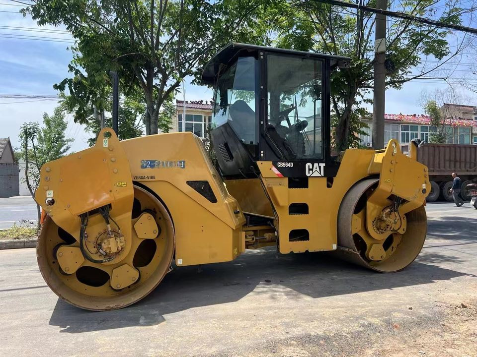 Caterpillar CB564D Double Drum Road Roller 7 Ton Weight With Core Components Engine and Bearing Essential Road Machinery - Vegvals: bilde 2 Caterpillar CB564D Double Drum Road Roller 7 Ton Weight With Core Components Engine and Bearing Essential Road Machinery - Vegvals: bilde 2