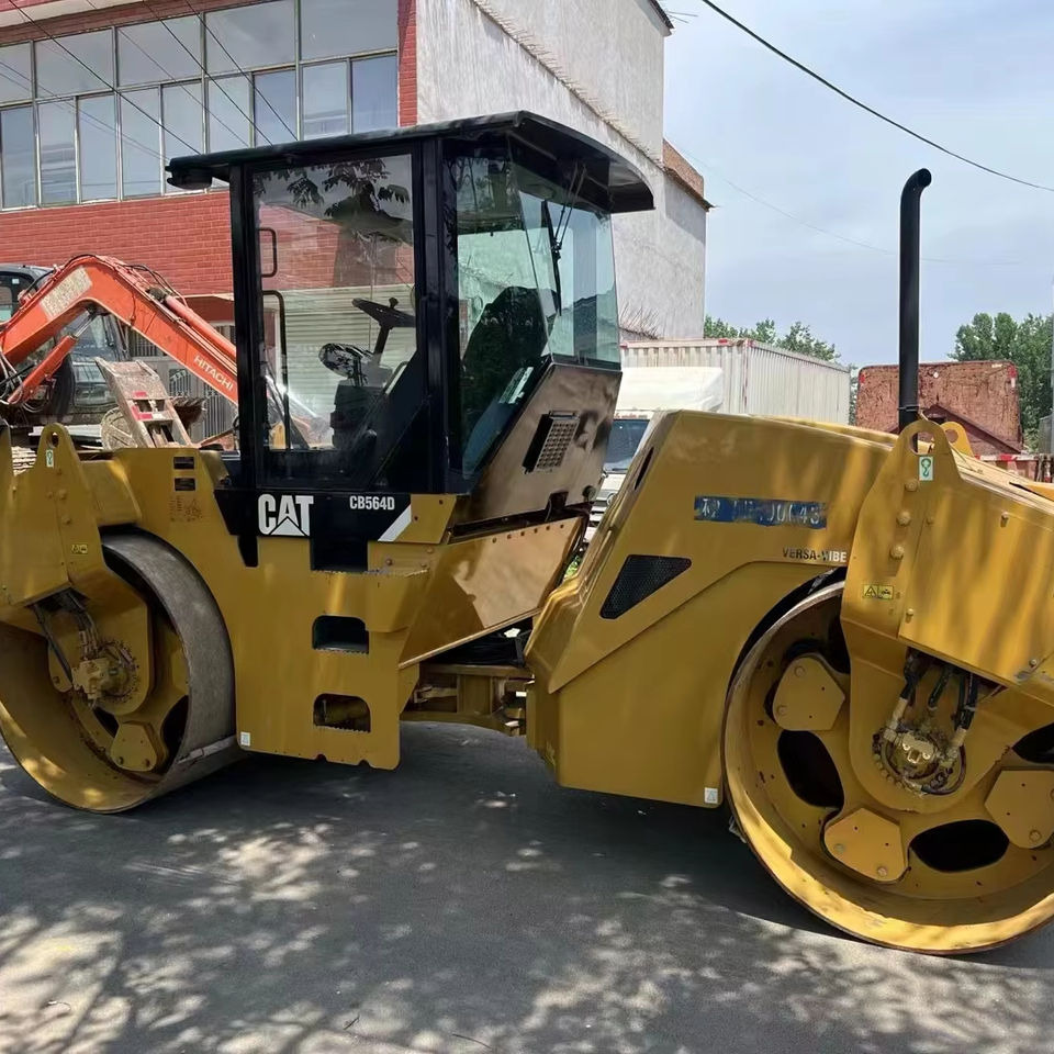 Caterpillar CB564D Double Drum Road Roller 7 Ton Weight With Core Components Engine and Bearing Essential Road Machinery - Vegvals: bilde 1 Caterpillar CB564D Double Drum Road Roller 7 Ton Weight With Core Components Engine and Bearing Essential Road Machinery - Vegvals: bilde 1