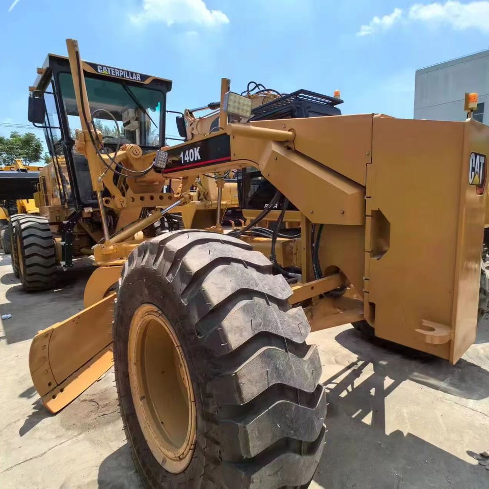Second Hand Used Construction Machinery CAT 140K 15 Ton Grader for Sale 1000H From Shanghai Japanese Brand Good Condition - Grader: bilde 1 Second Hand Used Construction Machinery CAT 140K 15 Ton Grader for Sale 1000H From Shanghai Japanese Brand Good Condition - Grader: bilde 1