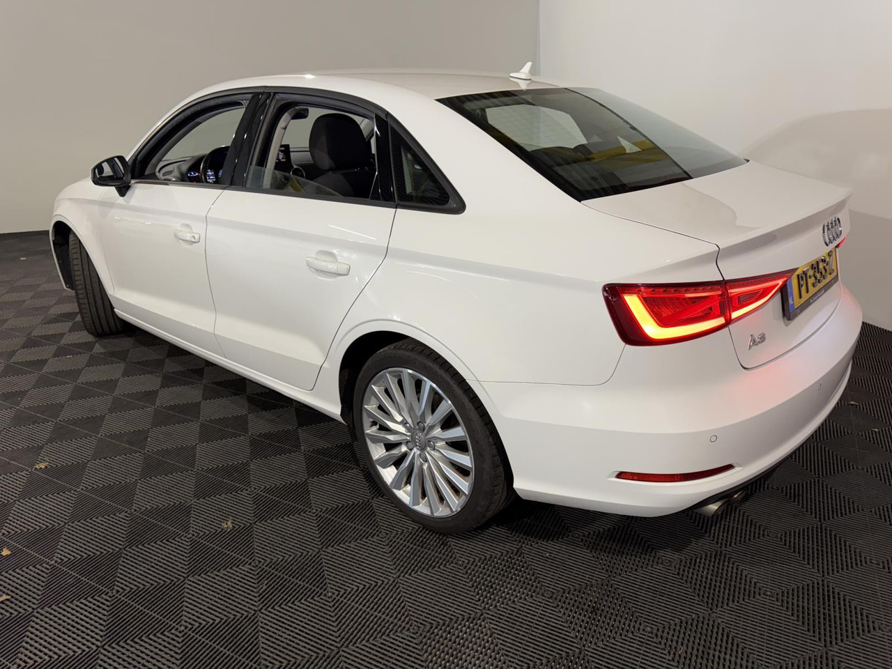 Audi | A3 Limousine | 1.4 TFSI Attraction Pro Line Plus Automaat | 2016 | 256.538 km | PT353Z | Geen oordeel - Sedan: bilde 4 Audi | A3 Limousine | 1.4 TFSI Attraction Pro Line Plus Automaat | 2016 | 256.538 km | PT353Z | Geen oordeel - Sedan: bilde 4