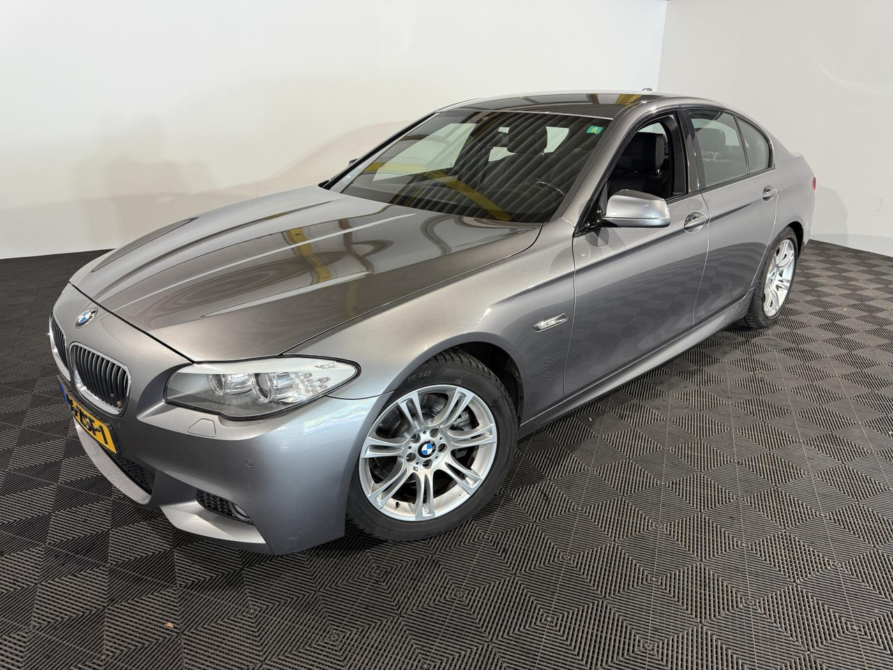 BMW | 5-serie | 520i High Executive | 2013 | 218.545 km | 46ZSF1 | Logisch - Sedan: bilde 1 BMW | 5-serie | 520i High Executive | 2013 | 218.545 km | 46ZSF1 | Logisch - Sedan: bilde 1
