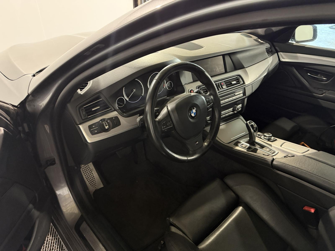 BMW | 5-serie | 520i High Executive | 2013 | 218.545 km | 46ZSF1 | Logisch - Sedan: bilde 4 BMW | 5-serie | 520i High Executive | 2013 | 218.545 km | 46ZSF1 | Logisch - Sedan: bilde 4