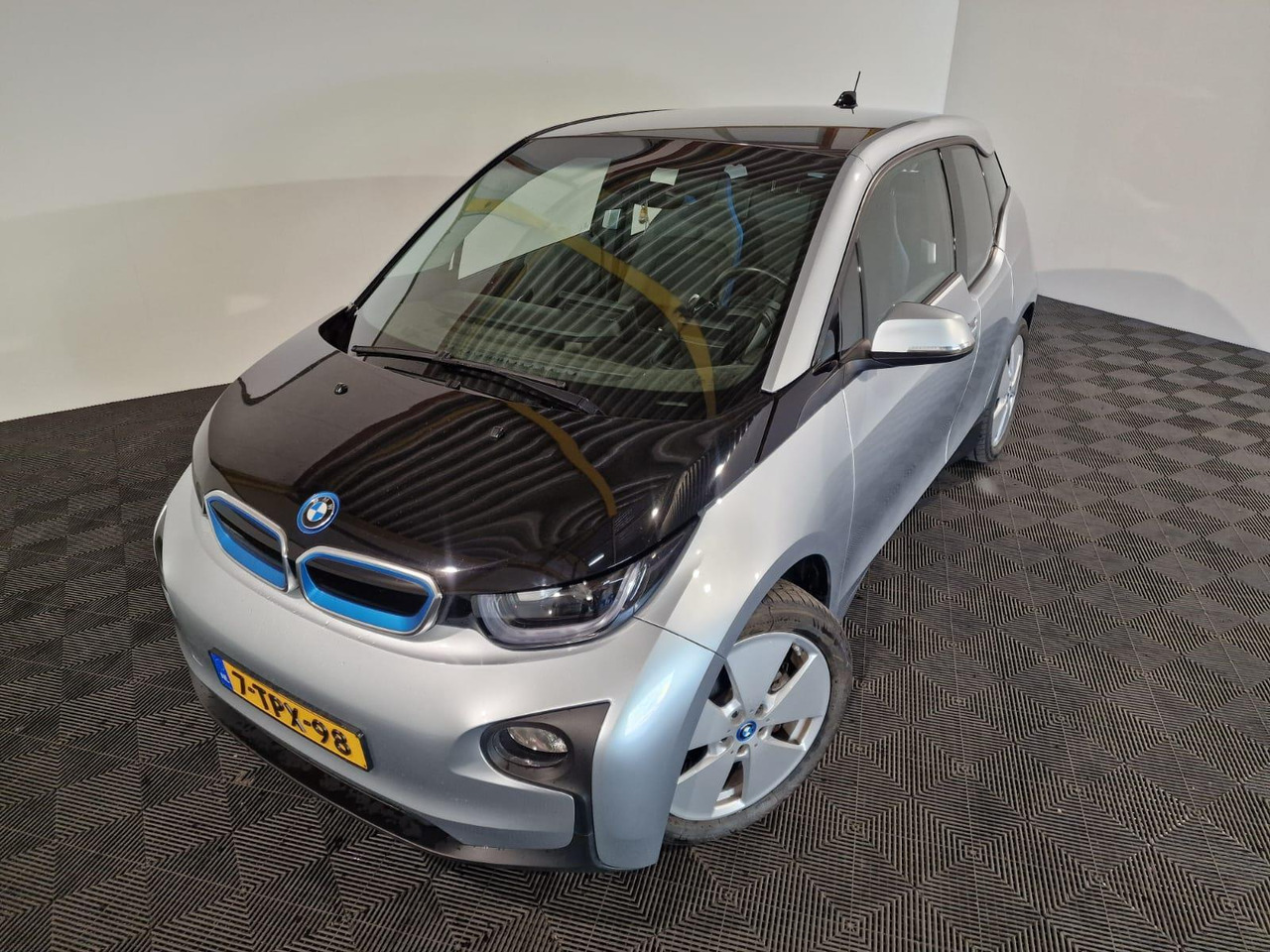 BMW i3 Range Extender 7-TPX-98 - Personenbil: bilde 1 BMW i3 Range Extender 7-TPX-98 - Personenbil: bilde 1