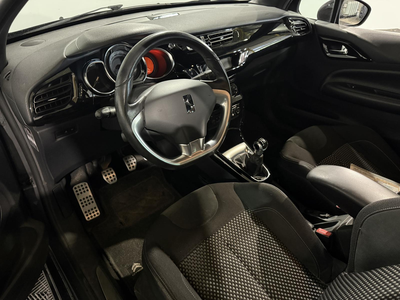 Citroen DS3 1.6 e-HDi So Chic | 2012 | 277.448 km | 14-XLR-7 - Hatchback: bilde 4 Citroen DS3 1.6 e-HDi So Chic | 2012 | 277.448 km | 14-XLR-7 - Hatchback: bilde 4