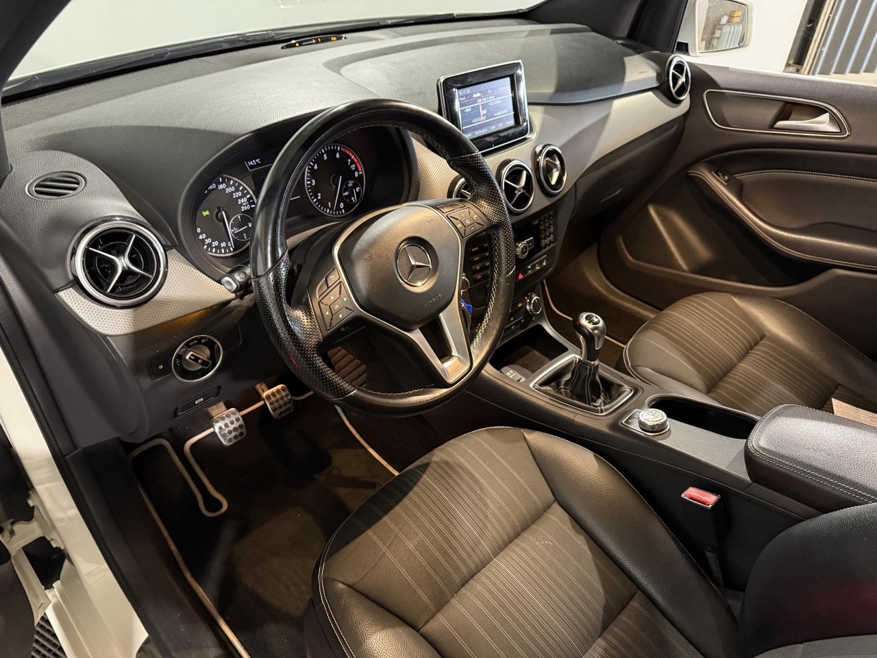 Mercedes-Benz | B-klasse | 180 Ambition | 2012 | 131.978 km | G005BR | Geen oordeel - Personenbil: bilde 3 Mercedes-Benz | B-klasse | 180 Ambition | 2012 | 131.978 km | G005BR | Geen oordeel - Personenbil: bilde 3