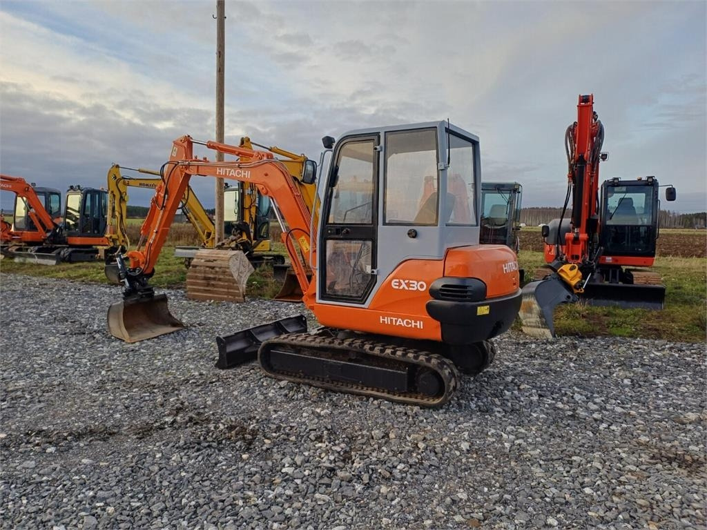 Hitachi EX30 Kallistuvalla liittimellä - Minigraver: bilde 3 Hitachi EX30 Kallistuvalla liittimellä - Minigraver: bilde 3