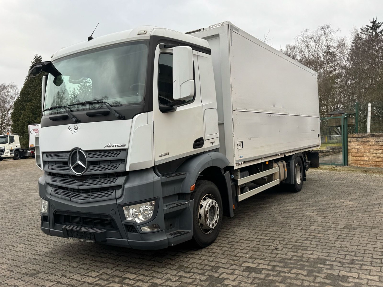 Mercedes-Benz Antos 1836L/4x2/2t.LBW/2xAHK/aus.1Hand/16.Pal. - Distribusjon av drikkevarer lastebil: bilde 3 Mercedes-Benz Antos 1836L/4x2/2t.LBW/2xAHK/aus.1Hand/16.Pal. - Distribusjon av drikkevarer lastebil: bilde 3