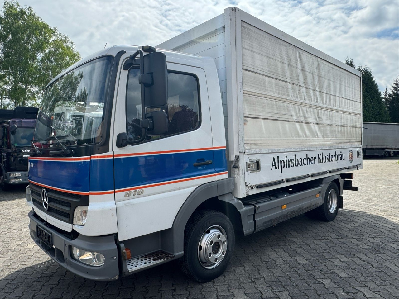 Mercedes-Benz Atego 818/Roll-Plane/Tüv-Neu/1xAHK-Maul/ - Distribusjon av drikkevarer lastebil: bilde 2 Mercedes-Benz Atego 818/Roll-Plane/Tüv-Neu/1xAHK-Maul/ - Distribusjon av drikkevarer lastebil: bilde 2