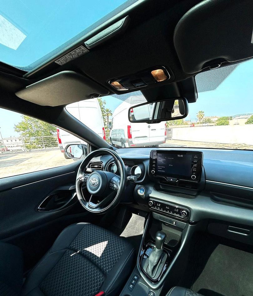 Sedan Toyota Yaris 1.5 Hybrid 5 porte Lounge: bilde 13