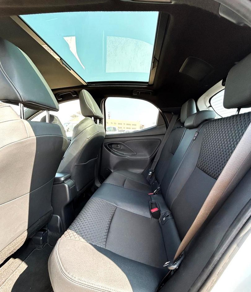 Sedan Toyota Yaris 1.5 Hybrid 5 porte Lounge: bilde 9