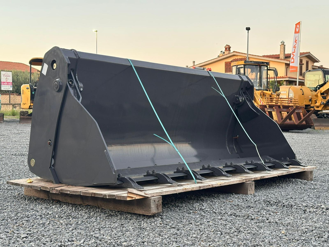 NEW HOLLAND 220 - Lasterskuffe: bilde 1 NEW HOLLAND 220 - Lasterskuffe: bilde 1