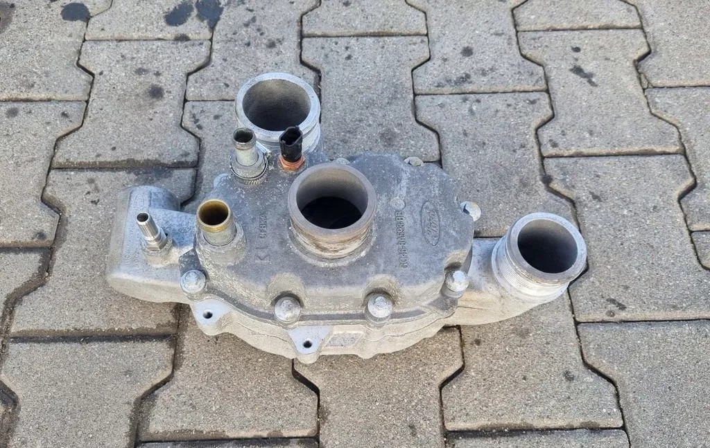 OBUDOWA TERMOSTATU FORD F-MAX 500 TRUCKS GC46 9K457 GC46 8A598 - Kjølesystem: bilde 1 OBUDOWA TERMOSTATU FORD F-MAX 500 TRUCKS GC46 9K457 GC46 8A598 - Kjølesystem: bilde 1
