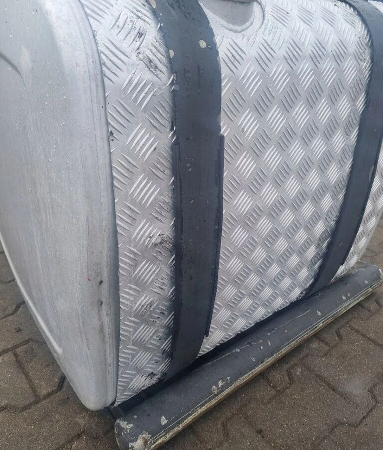 Renault PREMIUM MAGNUM DXI VOLVO FH FM 9 12 13 16 4 80 X 70. Renault RENAULT PREMIUM MAGNUM DXI VOLVO FH FM 9 12 13 16 4 - Drivstofftank for Lastebil: bilde 2 Renault PREMIUM MAGNUM DXI VOLVO FH FM 9 12 13 16 4 80 X 70. Renault RENAULT PREMIUM MAGNUM DXI VOLVO FH FM 9 12 13 16 4 - Drivstofftank for Lastebil: bilde 2