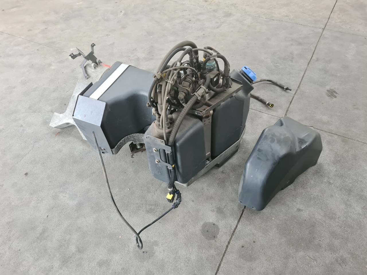 VOLVO ZBIORNIK POMPA WIĄZKA ADBLUE KOMPLET RENAULT GAMA T VOLVO FH 4 FM 4 - AdBlue tank: bilde 4 VOLVO ZBIORNIK POMPA WIĄZKA ADBLUE KOMPLET RENAULT GAMA T VOLVO FH 4 FM 4 - AdBlue tank: bilde 4