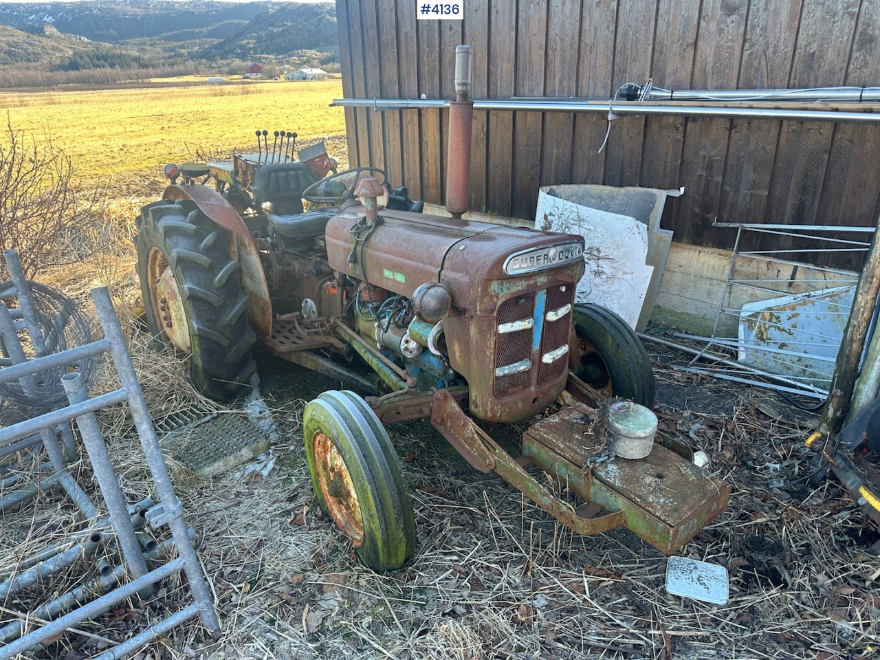 1971 FORD SUPER-DEXTA w/ Hymas 21 excavator and 2 buckets. - Traktor: bilde 1 1971 FORD SUPER-DEXTA w/ Hymas 21 excavator and 2 buckets. - Traktor: bilde 1