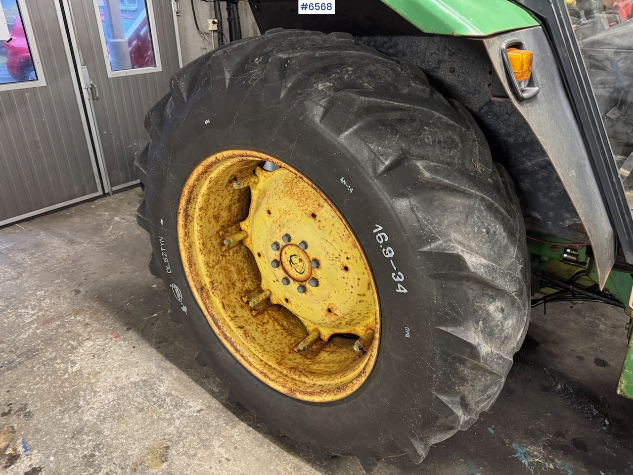 1980 John Deere 2140 w/ front loader. - Traktor: bilde 4 1980 John Deere 2140 w/ front loader. - Traktor: bilde 4