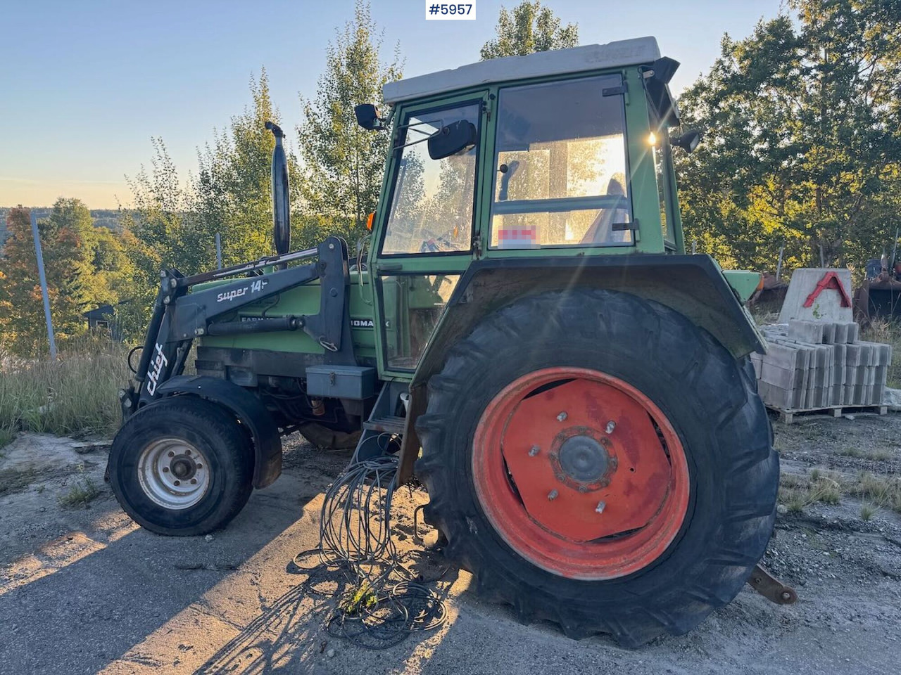 1982 Fendt 306LS 4x2 with front loader - Traktor: bilde 4 1982 Fendt 306LS 4x2 with front loader - Traktor: bilde 4