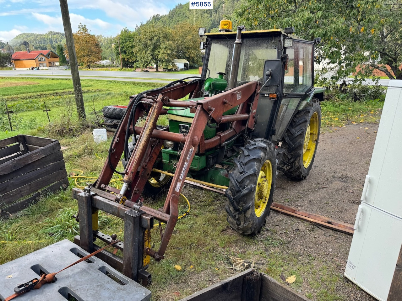 1982 John Deere 1140 with front loader and a parts tractor - Traktor: bilde 1 1982 John Deere 1140 with front loader and a parts tractor - Traktor: bilde 1