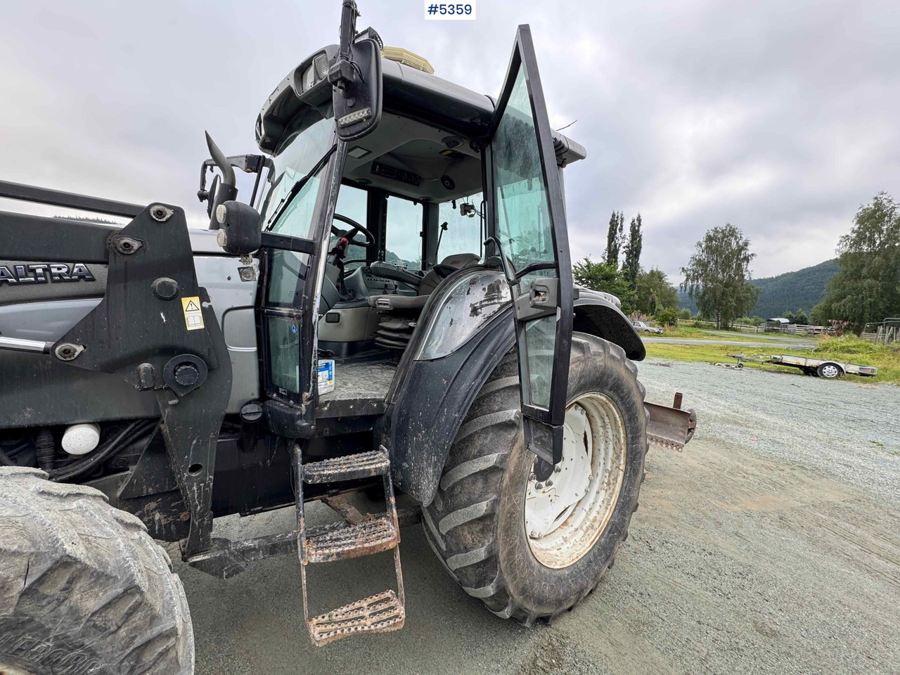 2004 Valtra M120-4 w/ loader and bucket - Traktor: bilde 4 2004 Valtra M120-4 w/ loader and bucket - Traktor: bilde 4