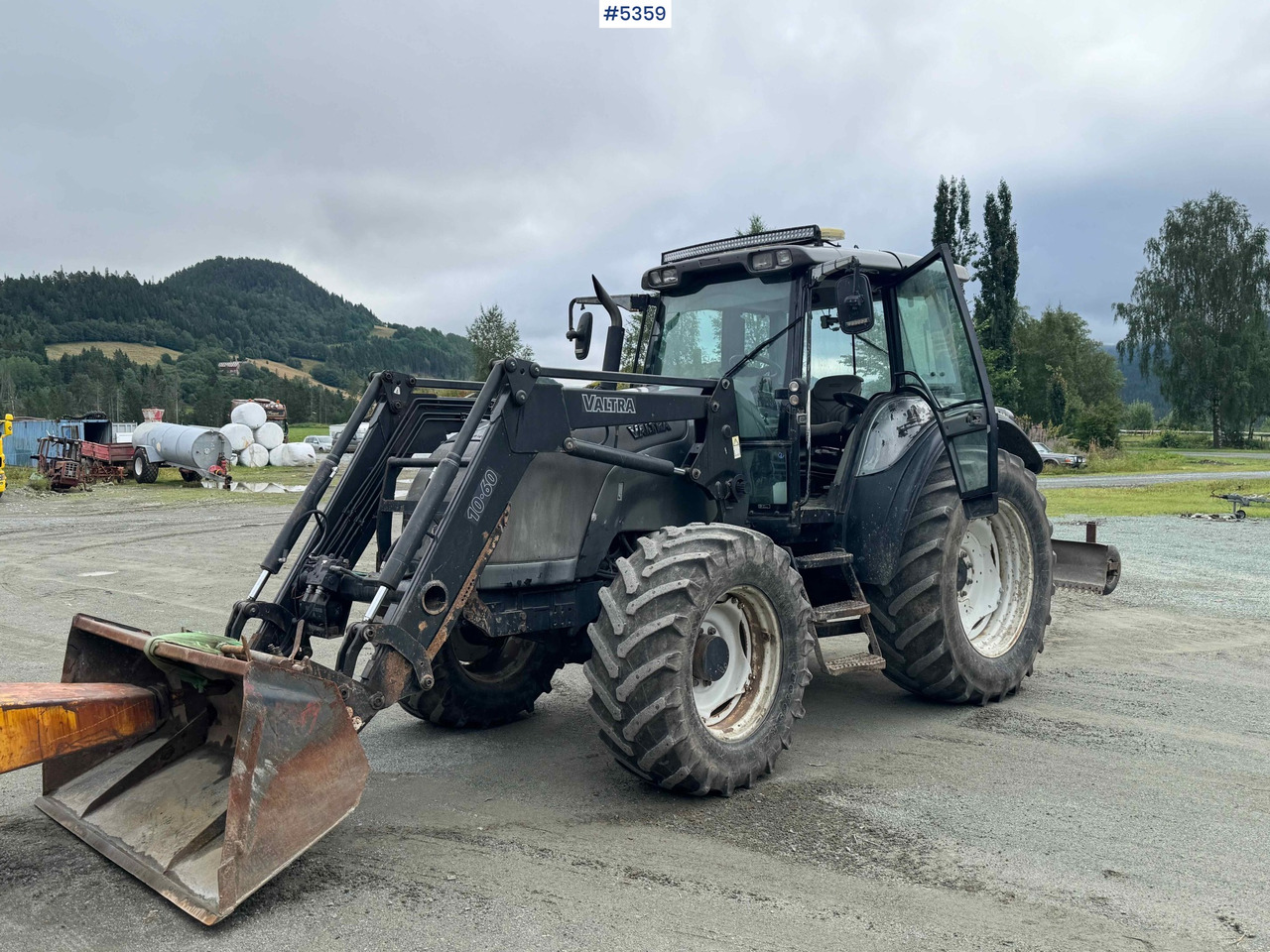 2004 Valtra M120-4 w/ loader and bucket - Traktor: bilde 1 2004 Valtra M120-4 w/ loader and bucket - Traktor: bilde 1