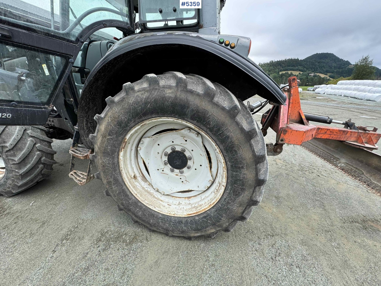2004 Valtra M120-4 w/ loader and bucket - Traktor: bilde 3 2004 Valtra M120-4 w/ loader and bucket - Traktor: bilde 3