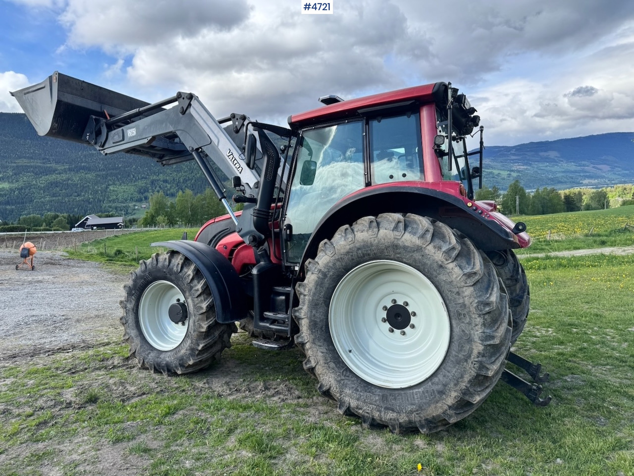 2010 Valtra N142 equipped for snow clearing with front loader - Traktor: bilde 4 2010 Valtra N142 equipped for snow clearing with front loader - Traktor: bilde 4