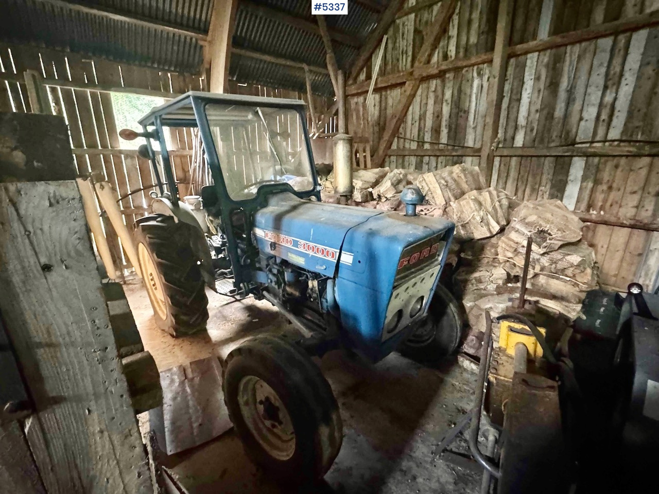 Ford 3000 traktor m/ skuffe - Traktor: bilde 1 Ford 3000 traktor m/ skuffe - Traktor: bilde 1