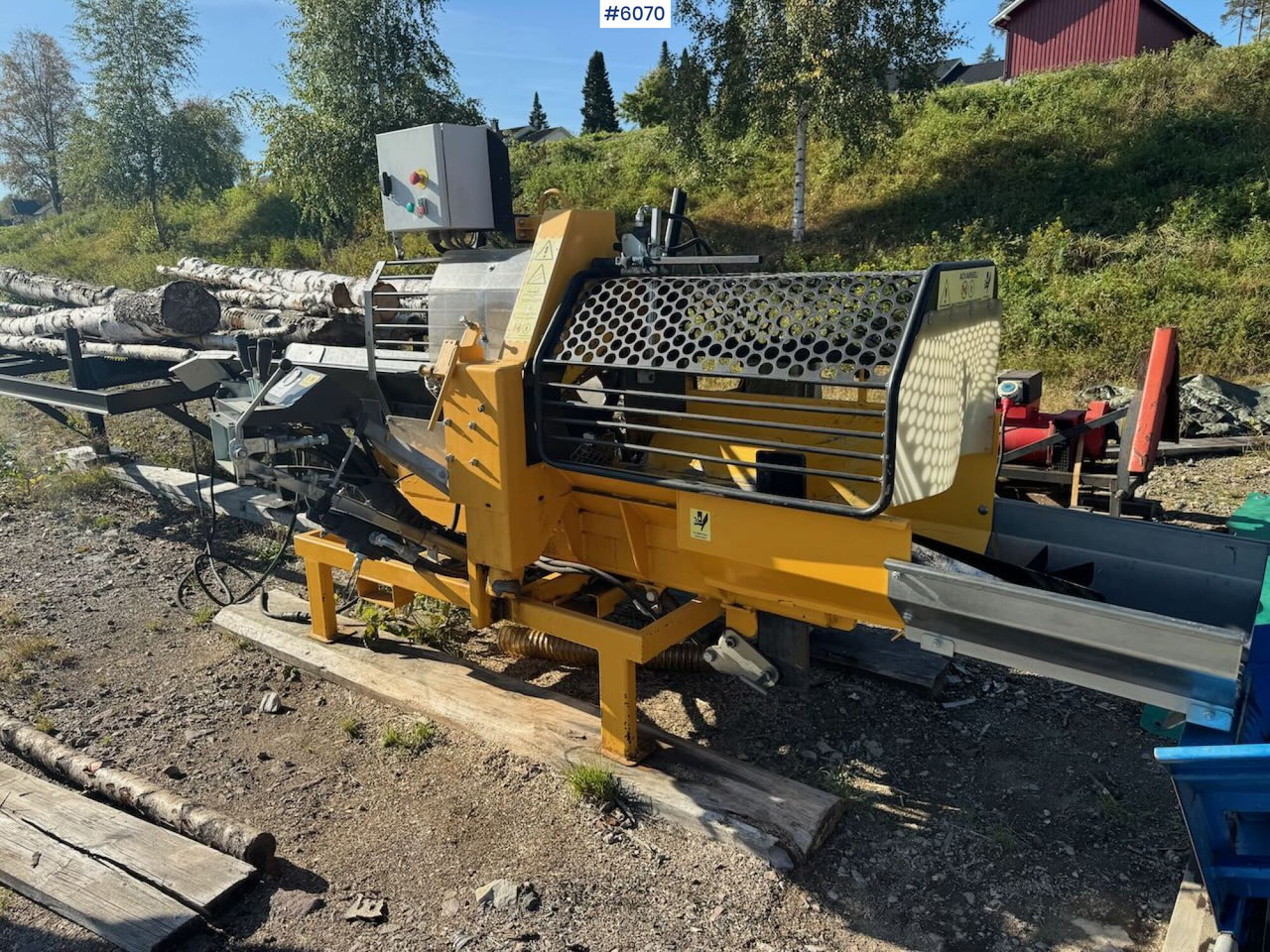 2010 Kisaved Kubik firewood processor with log table and conveyor belt. - Skogsmaskin: bilde 1 2010 Kisaved Kubik firewood processor with log table and conveyor belt. - Skogsmaskin: bilde 1